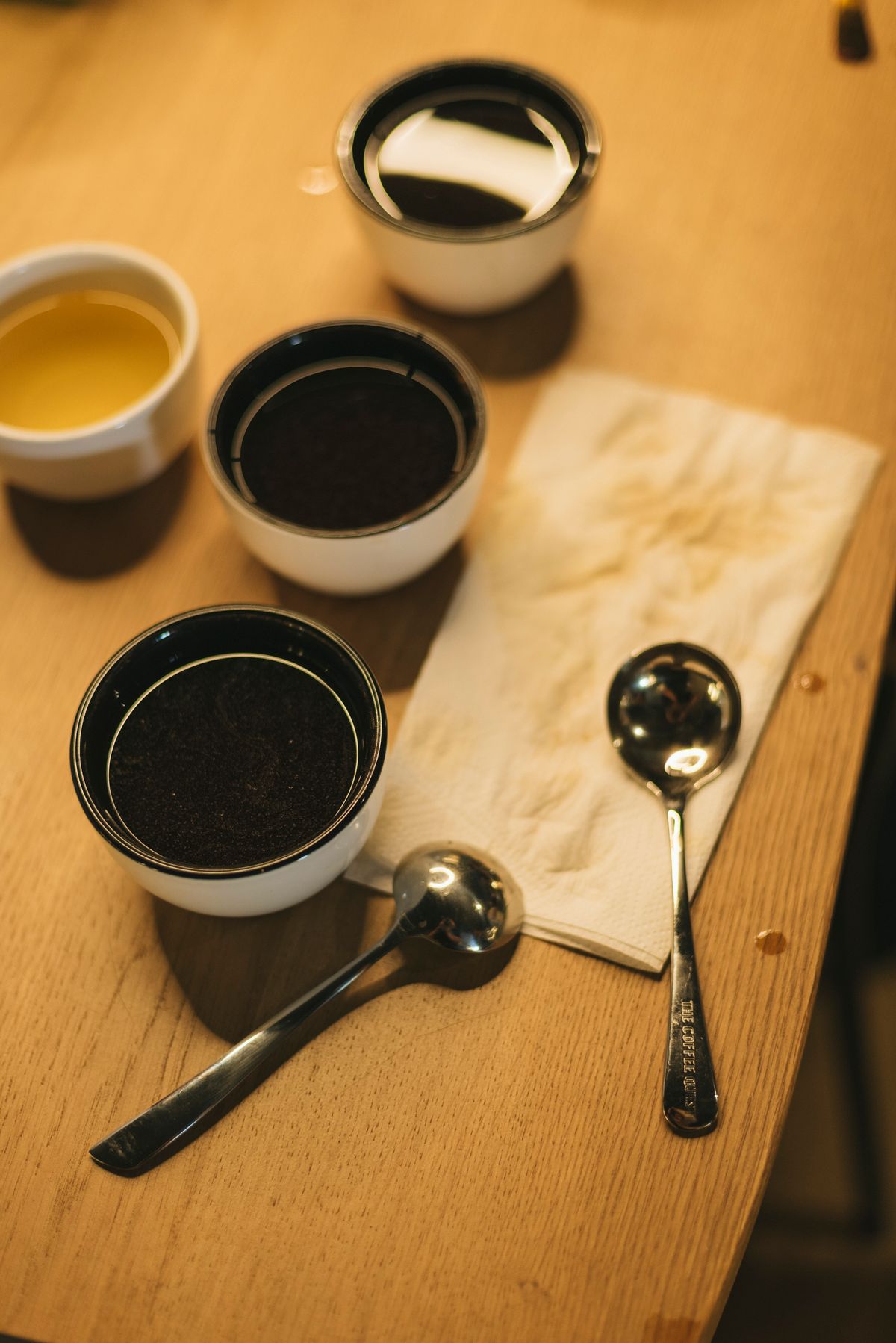 丁寧に淹れたコーヒーと紅茶のカッピングセット